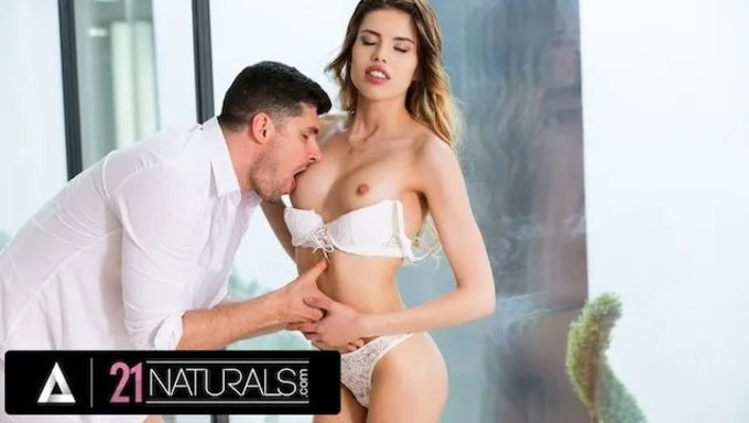 Bu Etkileyici Ispanyol Bebek Yoğun Anal Seksle Şımarıyor.
