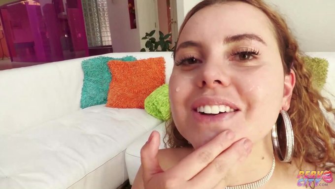 Jessie Rogers'In Doğal Büyük Göğüsleriyle Oral Seks Ve Anal Penetrasyon