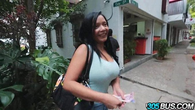Amatör Esmer, Ağzına Ve Vajinasına Büyük Bir Sik Alıyor