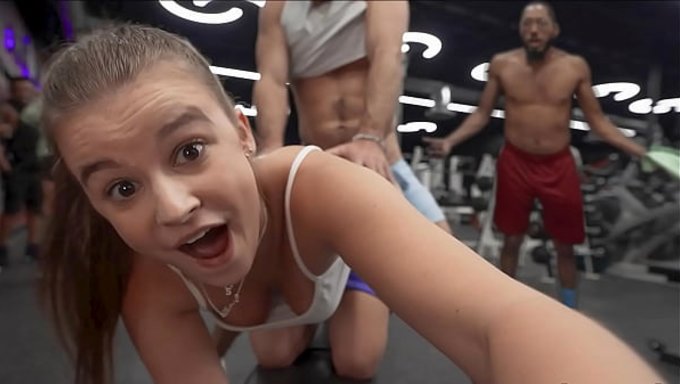 Tatlı Bir Genç Kız, Spor Salonunda Sevgilisiyle Gizlice Seks Yaparken Yakalanıyor.