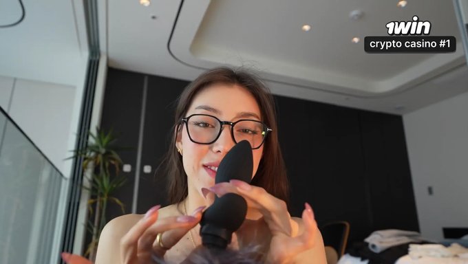 Ruth Lee'Nin Otel Odasında Yaptığı Anal Solo Mastürbasyon Seansı, Fışkırtmalı Bir Finalle Bitiyor.