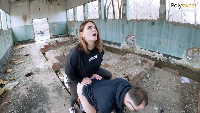 Genç (18+), Erkek Arkadaşı Tarafından Halka Açık Bir Şekilde Amını Siktiriyor