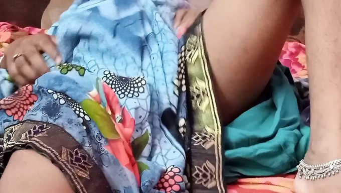 Sıcak Desi Bhabhi, Desi Köyü Bhabhi Ile Sikişiyor, Amcık Parmaklanıyor Ve Sikiliyor