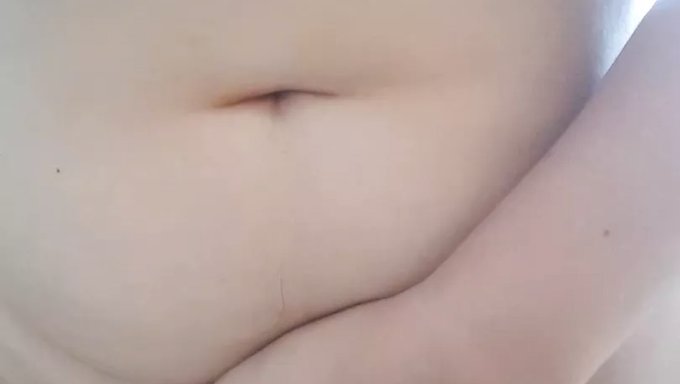 Kolombiyalı Güzellik Vibratörle Tek Başına Oyunun Tadını Çıkarıyor