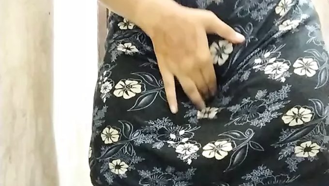 Hintli Amatör Riyah Thakur, Sıcak Bir Solo Seansın Tadını Çıkarıyor