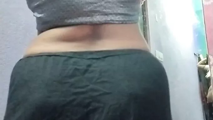 Siyah Saree Giyen Güzel Olgun Kadın, Genç Oğlandan Anal Alıyor