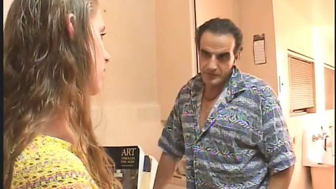 Dövmeli Çift, Çalışma Odasında Sıcak Bir Ilişkiden Zevk Alıyor