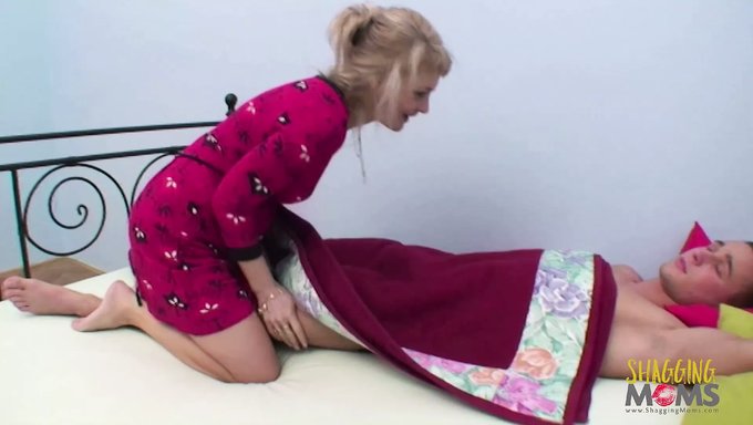Amatör Genç (18+), Deneyimli Milf Ile Derin Anal Seksin Tadını Çıkarıyor