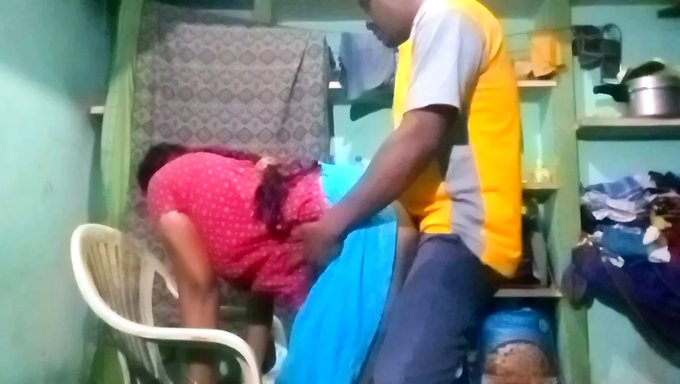 Büyük Yaraklı Hint Öğretmeni Sert Bir Yarrağı Kıçına Alıyor