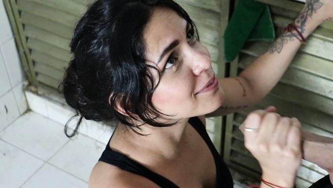Sıcak Bir Derin Boğaz Sahnesinde Sert Boşalma - Üvey Kız Kardeşiyle Amatör Porno