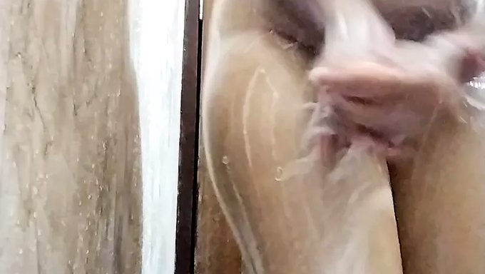 Olgun Hintli Milf Öğretmeninin Önünde Parmaklanıyor