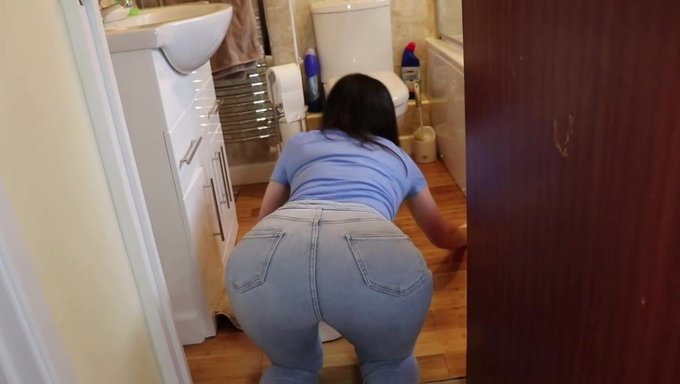 Küçük Göğüslü Avrupalı Milf Softcore'Da