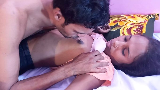 Iki Büyük Göğüslü Genç, Desi Seks Partisi Orgisinde Sikişiyor