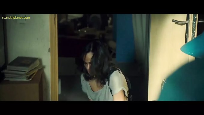 Zoe Saldaa'Nın Siyah Ebony Göğüsleri Kolombiya Filminde Ekranda