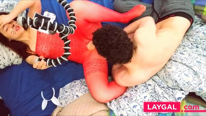 Kızıl Saçlı Genç Kız En Sevdiği Oyuncakla Mastürbasyonun Tadını Çıkarıyor
