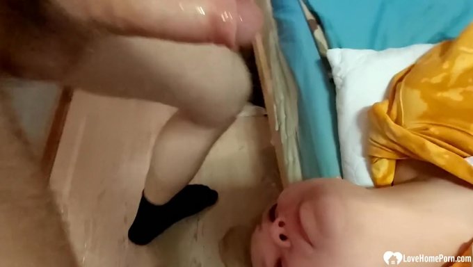 Genç Arkadaşının Kız Kardeşi Beni Derin Boğaz Sakso Ile Şaşırtıyor