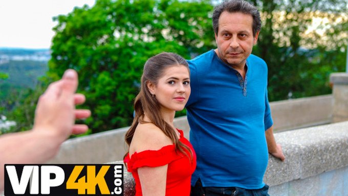 Serina Gomez Bir Uzaylı Tarafından Alınıyor Ve Alınıyor
