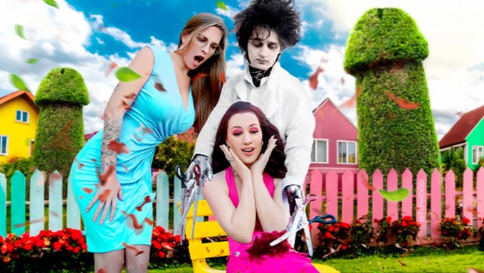 Edward Dildo Hands - Büyük Ellere Sahip Utangaç Bir Adam, Doğal Büyük Göğüslü Ve Tıraşlı Vajinalı Iki Güzel Kadını Memnun Ediyor.