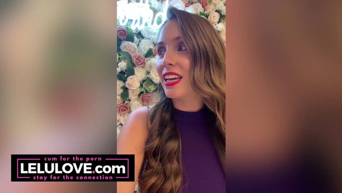 Akşam Giyen Güzel Kadın, Selfie Çekiyor Ve Bir Yardım Galasında Dans Ediyor Ama Elbisesi Sıkışıyor.