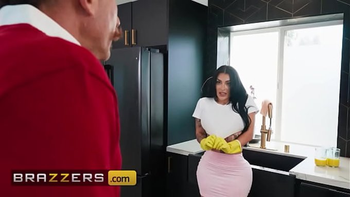 Resmi Mısırlı Hatun, Ünlü Webcam Modeli Ve Video Yapımcısı, Seni Mutfağına Davet Ediyor; Ateşli Ve Aşk Dolu Sahneleriyle Tanınan Mısırlı Güzel, Ortadoğulu Cazibesini Ve Simsiyah Saçlarını Sergiliyor; Bu Buharlı Ev Ortamında Fanteziyle Gerçeği Harmanlıyor. Kendi Tarzının Bir Parçası Olarak, Tezgahın Üstünde Yakın Çekim, Islak Bir Seksle Arzularını Doyasıya Yaşıyor; Tıpkı Kışkırtıcı Videolarında Olduğu Gibi. Hayranlar, Brazzers’ta Bu Özel Içeriğin Tadını Çıkarabilir; Dünyanın Önde Gelen Porno Yıldızlarıyla Her Gün En Kaliteli, Yüksek Çözünürlüklü Sahneler Sunan Bu Güçlü Kanal, Premium Sürümlerden Orijinal Fantezilere Kadar The Official Egypt’ın Çalışmalarının Yoğunluğunu Yansıtan Her Şeyi Sunuyor.