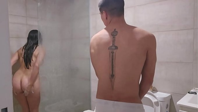 Üvey Kız Kardeşimden Havluyu Sert Seks Yapmak Için Bahane Olarak Sakladım.
