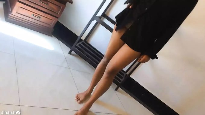 Bir Otel Odasında Sri Lankalı Üniversite Kızıyla Ilk Kez Seks