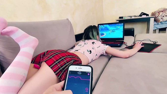 Amatör Üvey Kız Kardeş, Vibratörün Hissini Yaşayarak Sikişiyor