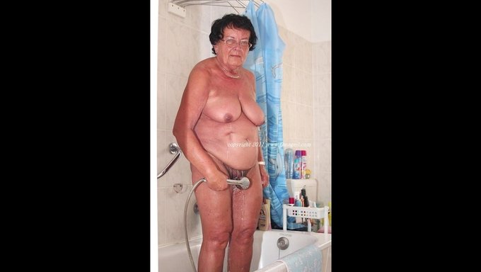 Büyük Göğüslü Milf Ev Yapımı Videoda Mastürbasyon Yapıyor