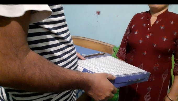 Kuryeci Oğlan, Ateşli Hintli Müşteriyi Sikişle Dağıttı; Bu Ateşli Hint Içeriklerinde Sıkça Rastlanan Bir Senaryo.