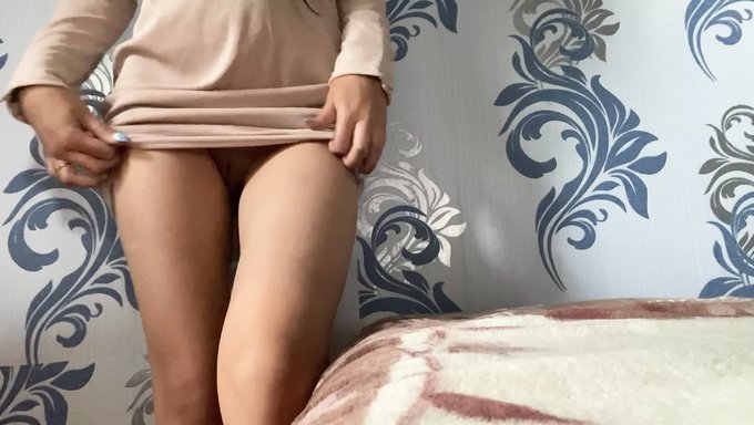Esmer Bomba Seksi Bir Elbise Içinde Mastürbasyon Yapıyor