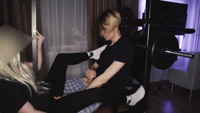 18+ Genç Kız Üvey Kız Kardeşinden Ayak Işi Ve Cfnm Alıyor