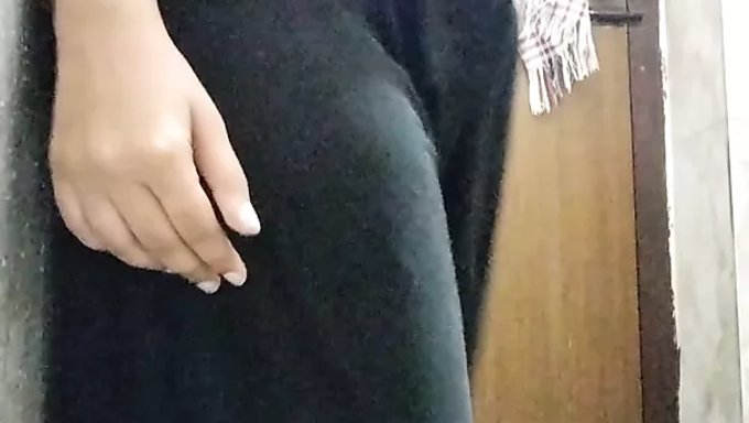 Amatör Hint Karısı Çıplak Vücuduna Parmaklanıyor