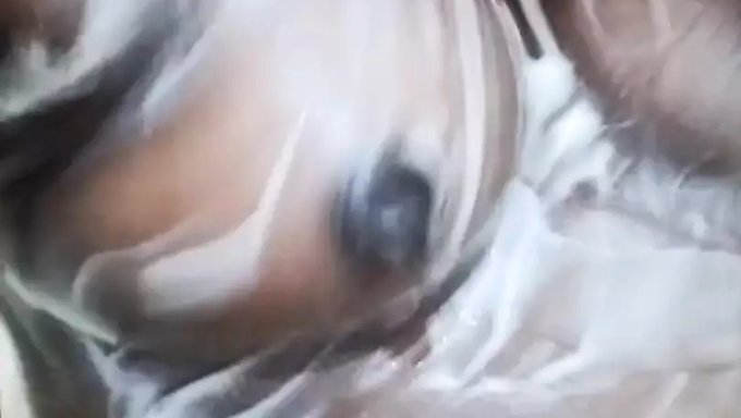 Büyük Meme Uçlu Hintli Teyze Sıcak Bir Videoda