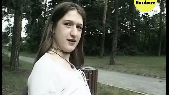 Amerikan Genç Kızın Büyük Doğal Göğüsleri Amatör Bir Videoda Sergileniyor