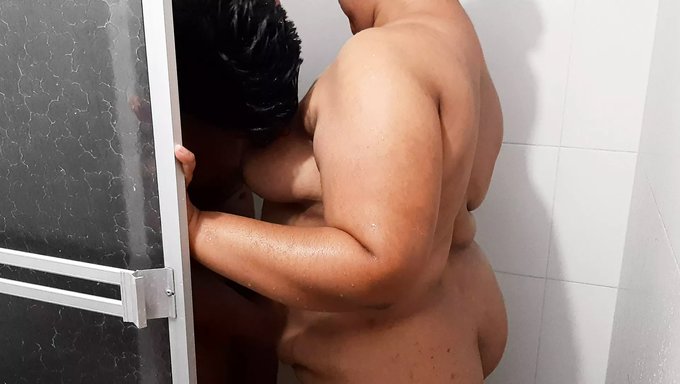 Büyük Yaraklı Gay Adam Duşta Boşalıyor