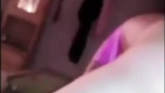 Büyük Göğüslü Hint Hizmetçi, Amını Parmaklatıp Siktiriyor