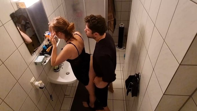 Üvey Kız Kardeş, Gizli Bir Köşede Acımasızca Beceriliyor