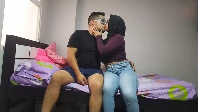 Büyük Yaraklı Latin Üvey Erkek Kardeş, Arap Üveyn Annesi Tarafından Baştan Çıkarılıyor