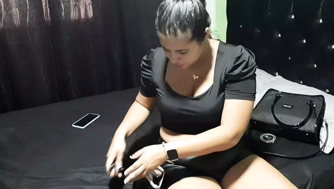Latin Güzeli Derin Boğaz Sakso Çekiyor