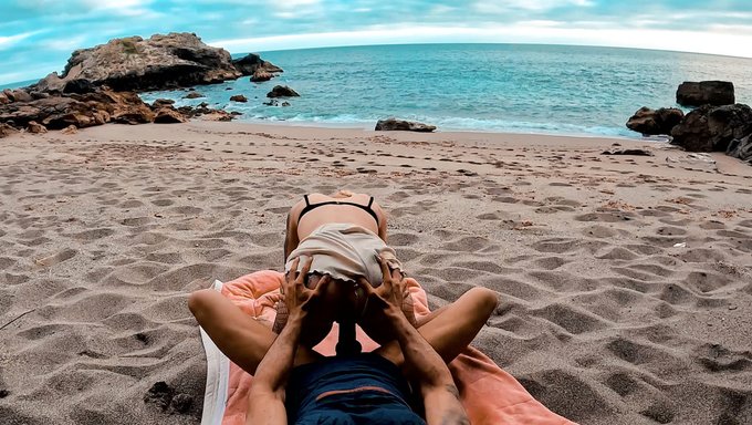Azgın Kız Arkadaşla Plajda Bareback Seks