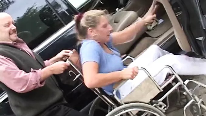 Dövmeli Nimfo, Sıkı Amını Yalatıyor Ve Sikişiyor