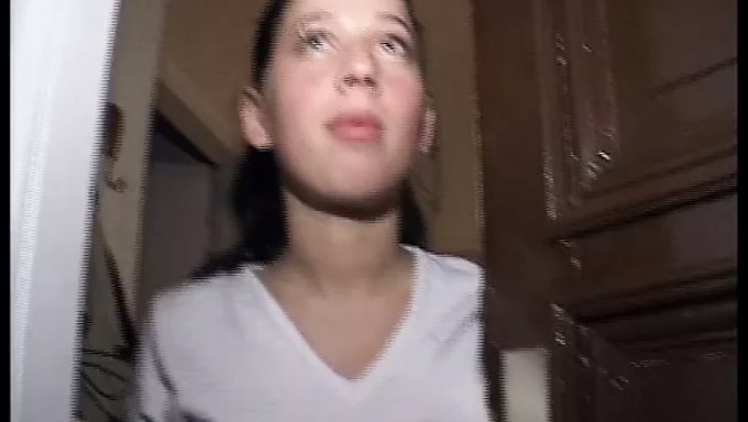 Genç Alman Kız, Mavi Bir Koltukta Yoğun Zevk Yaşıyor