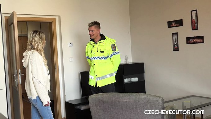 Azgın Polis Claudia Macc, Avrupa'Da Sıcak Bir Eskort Hizmeti Sunuyor