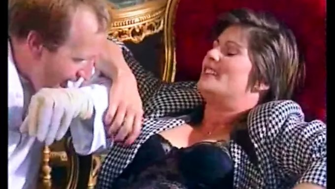 Alman Milf Tıbbi Eldivenlerle Yumruklanıyor Ve Çoraplarla Ayaklanıyor