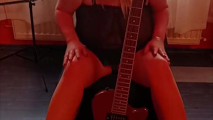 Fetiş Milf, Gitarına Yakın En Büyük Göğüsleriyle Mastürbasyon Yapmaktan Keyif Alıyor