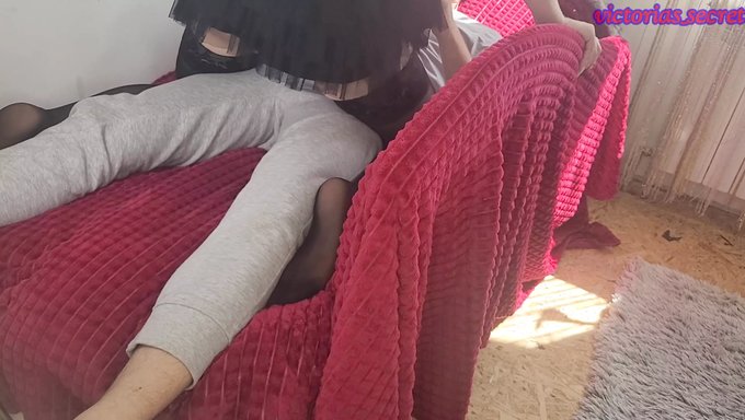 Olgun Bir Eşin Arkadaşıyla Baştan Çıkarıcı Bir Karşılaşması, Korunmasız Seksle Sonuçlanır.