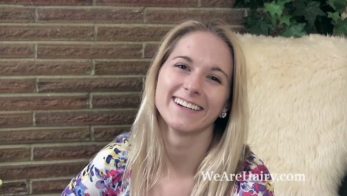 Mona Summers, Kamerada Konuşurken Her Şeyi Ortaya Koyuyor