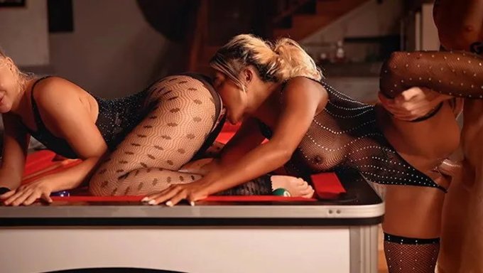 Sıcak 69 Pozisyonunda Çift Creampie Ve Yüze Boşalma