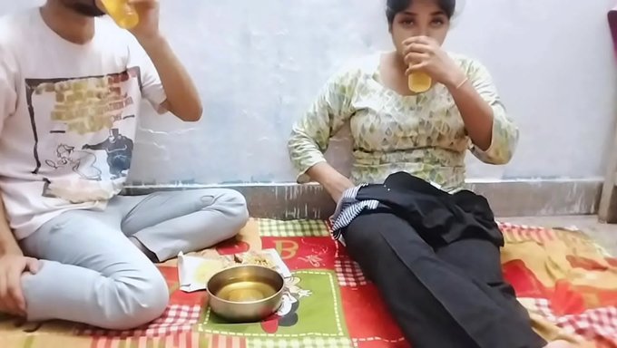 Sonia, Doğal Büyük Memeli Ateşli Komşu, Xxxsoniya'Yı Sıcak Bir Sahne Için Baştan Çıkarıyor.
