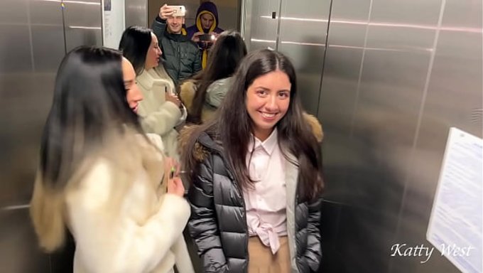Halka Açık Yerde Buluşma - Yerimizde Güzellerle Seks
